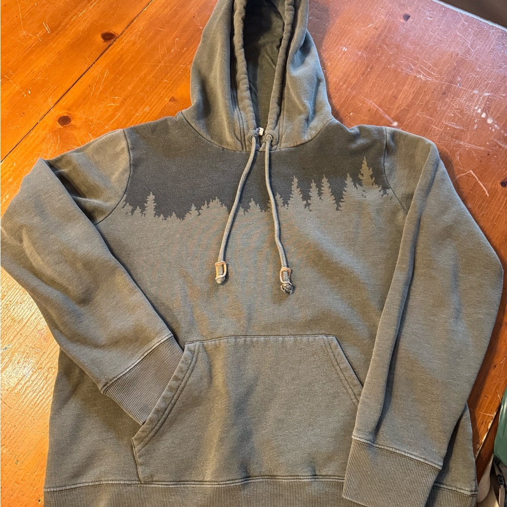 10 tree hoodie. Super cute. Size large. Fits like a medium.
